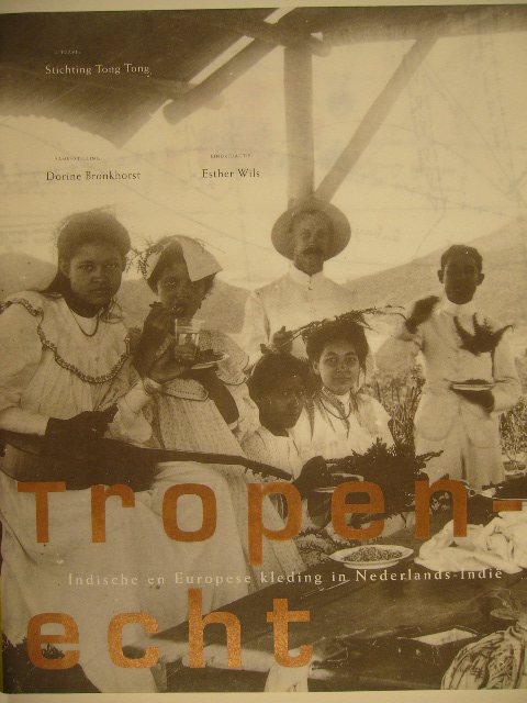 WILS, Esther. (Red.). - Tropenecht. Indische en Europesche kleding in Nederlands-Indi. (1870-1950). Samenstelling Dorine Bronkhorst.