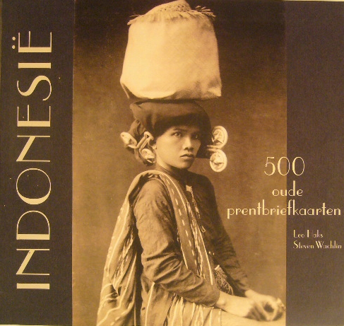 HAKS, Leo & Steven WACHLIN. - Indonesi. 500 oude prentbriefkaarten. Inleiding van de hoofdstukken door Diana Darling.