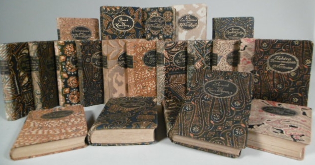 BATIK BINDINGS. - Collection of twenty one Dutch batik bindings from the series Meulenhoff's Kleine Boeken van groote schrijvers.