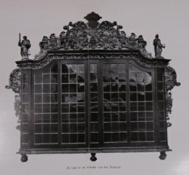 BLOYS VAN TRESLONG PRINS, P.C. - De 'Magnifique theca of Boekas' in de leeszaal van het Museum te Weltevreden.