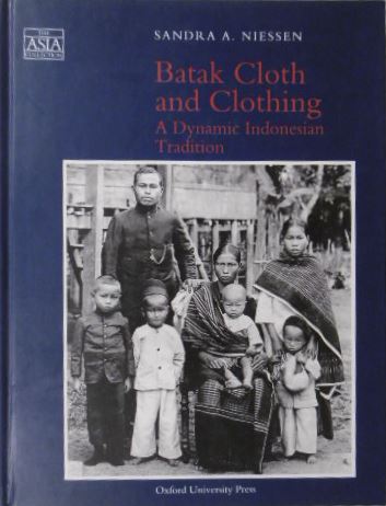 NIESSEN, Sandra A. - Batak cloth and clothing. A dynamic Indonesian tradition.